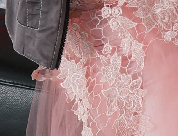 mariage rose gris détail robe de mariée dentelle rose