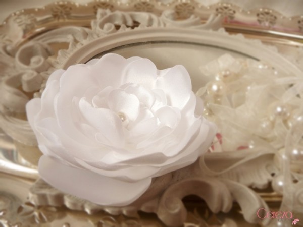 Broche Fleur Blanche Avec Cristal Rouge Et Perles Nacrées - Acier Inoxydable - NEUF