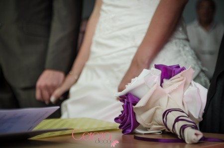 bouquet de mariee original personnalisé tissu ivoire violet laçage corset cereza deco 2