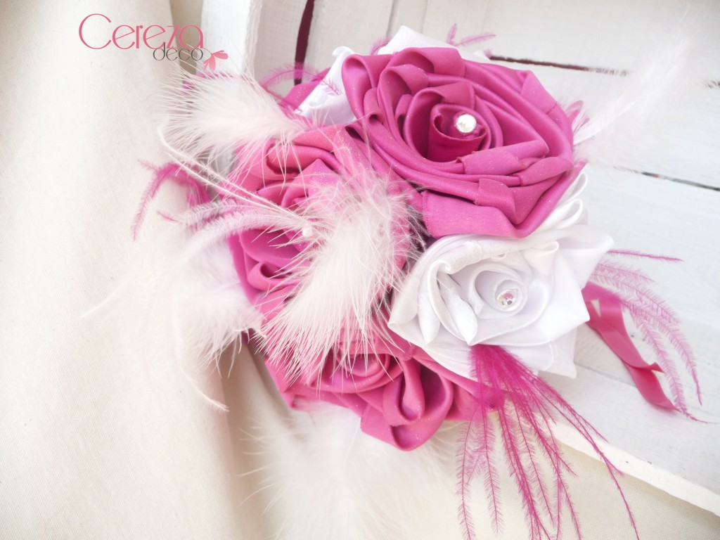 bouquet mariage cabaret baroque rose fuchsia blanc plumes strass corset cereza deco (6)