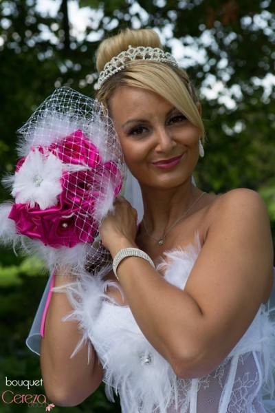 mariage cabaret blanc fuchsia plumes voilette rela wedding bouquet de mariee original tissu plumes strass