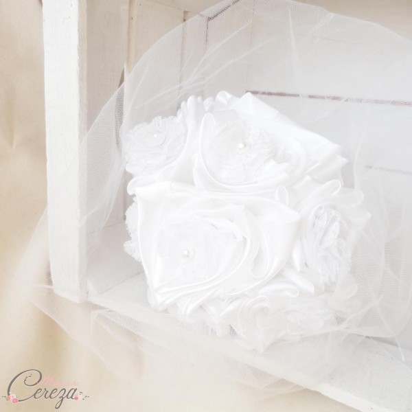 mariage dentelle bouquet mariée original tissu blanc et dentelle cereza deco