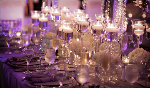 https://www.mellecereza.fr/blog/wp-content/uploads/2014/03/mariage-parme-violet-mauve-argent-id%C3%A9e-deco-de-table-avec-des-bougies.jpg