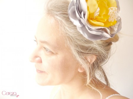 mariage rétro bijou de cheveux grande fleur dentelle strass jaune gris cereza deco 3