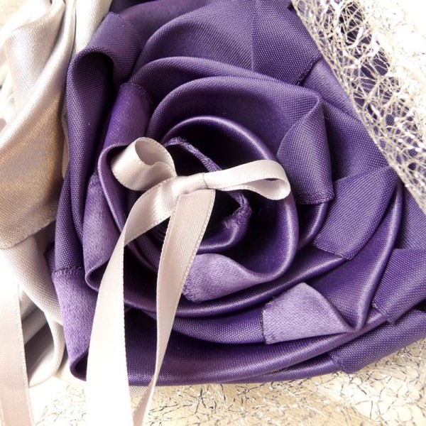 mariage violet gris argent idée coussin alliances