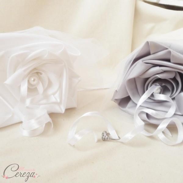 porte alliance duo fleur coussin personnalisé mariage blanc argent cereza mademoiselle