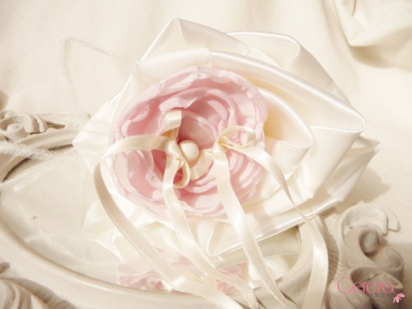 fleur porte alliance mariage rose poudre ivoire personnalisee Mademoiselle Cereza Deco