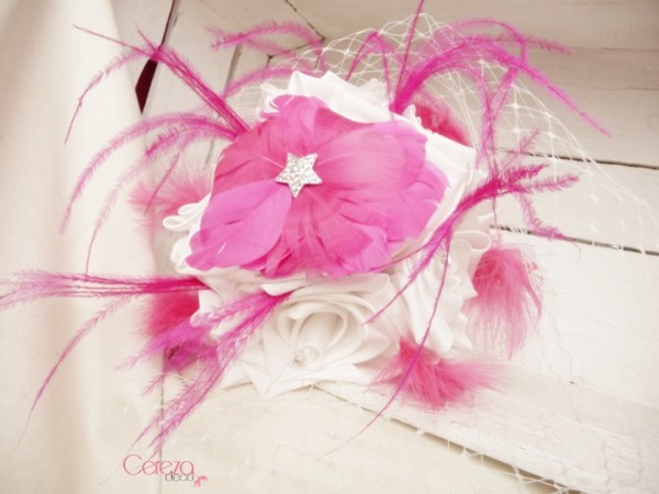 bouquet de mariee bijou plumes ivoire rose fuchsia Mademoiselle Cereza deco