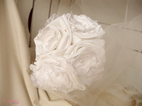 bouquet mariage dentelle eternel blanc argent perle cereza deco 1