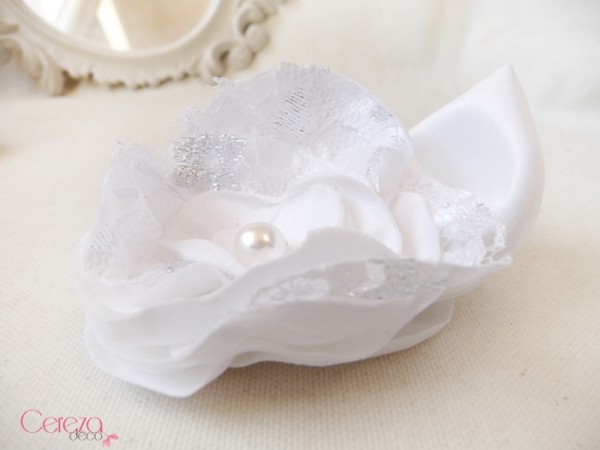 boutonniere marie fleur blanc dentelle argentee feuille cereza deco 2