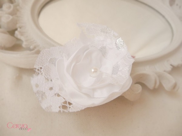 fleur broche cortege mariage demoiselle d'honneur blanc dentelle cereza deco