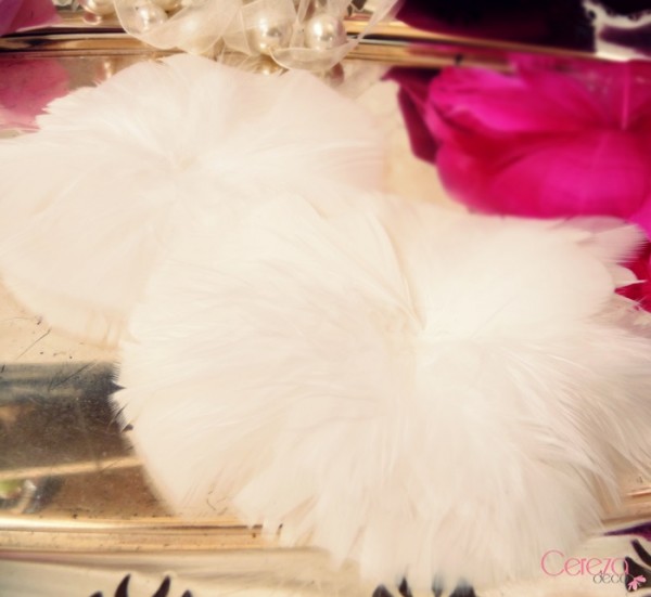fleur de plumes bouquet mariage retro cabaret & plumes blanc rose fuchsia Mademoiselle cereza deco