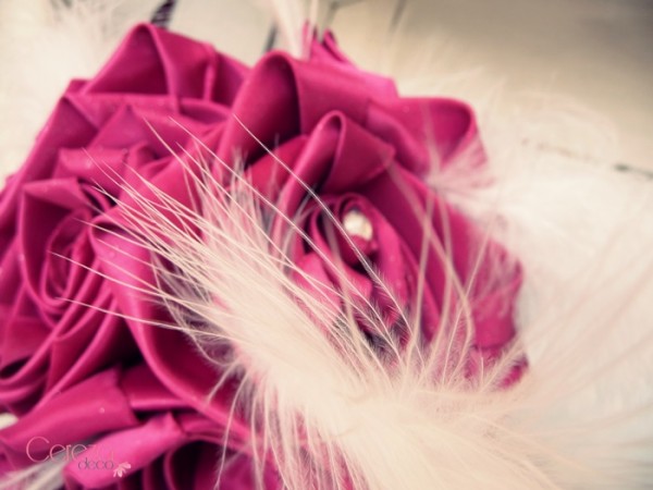  bouquet mariage retro cabaret rose fuchsia, plumes  strass Mademoiselle Cereza Deco 2