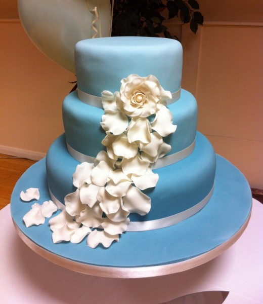 wedding cake fleurs mariage ivoire bleu Mademoiselle Cereza blog mariage