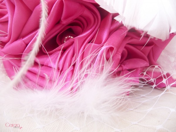 mariage plumes strass cabaret voilette fuchsia blanc bouquet de mariée original cereza deco