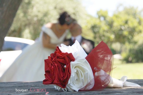 mariage ivoire et bordeaux bouquet de mariée original tissu bijou chic cereza