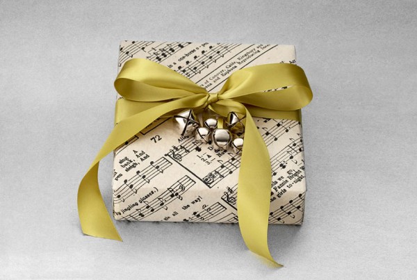 idée noel papier musique grelots ruban paquet cadeau original  cereza deco