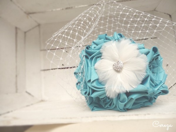 mariage turquoise, blanc et plumes bouquet mariee original bijou cereza