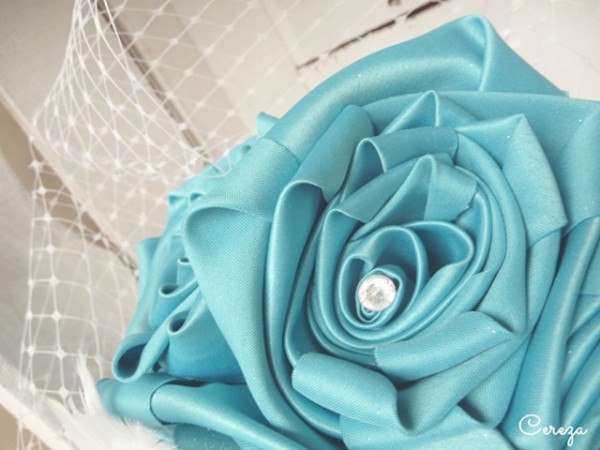 mariage turquoise, blanc et plumes bouquet mariage bijou cereza