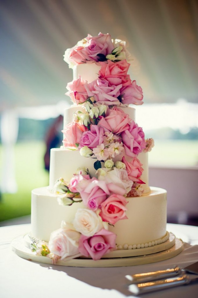 wedding cake exception cascade de roses floral Mademoiselle Cereza blog mariage