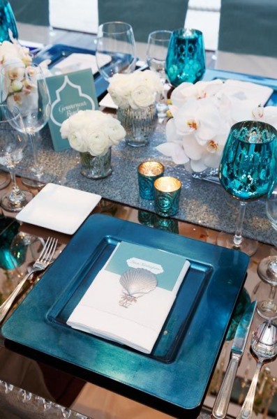 idée deco table mariage turquoise blanc orchidée touches de noir et argent 2