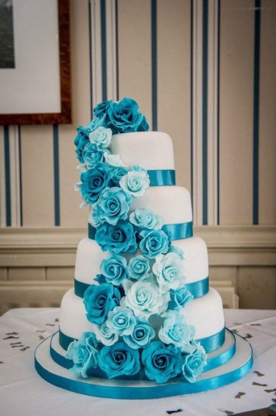 wedding cake fleurs turquoise blanc mariage idée
