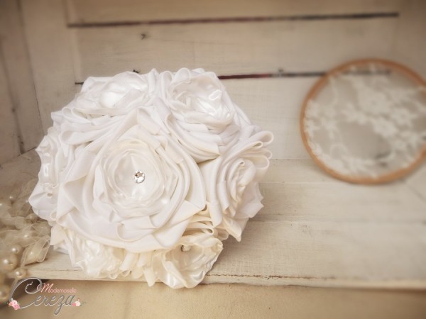 mariage rétro chic bouquet de mariee original bijou tissu satin blanc strass de cristal mademoiselle cereza