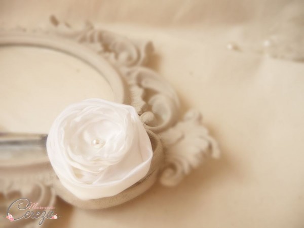 boutonniere marie fleur blanche perle mademoiselle cereza