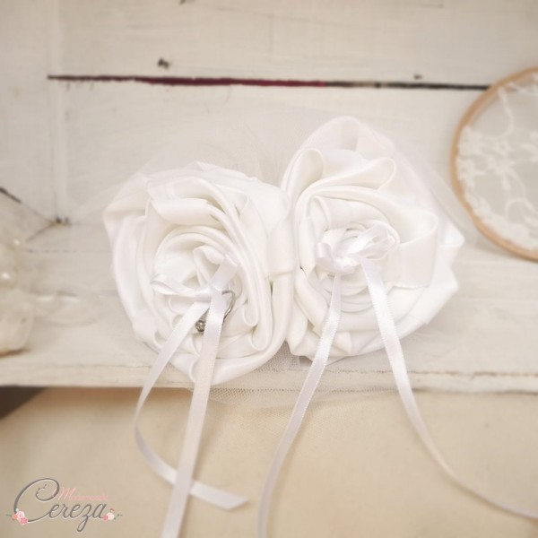 nouveautés mariage romantique jolis accessoires porte alliances fleur blanc perle personnalisable mademoiselle cereza 3