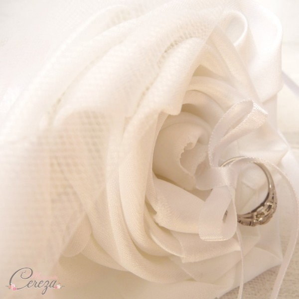 nouveautés mariage romantique jolis accessoires porte alliances fleur blanc perle personnalisable mademoiselle cereza 4