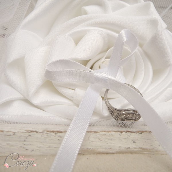 nouveautés mariage romantique jolis accessoires porte alliances fleur blanc perle personnalisable mademoiselle cereza