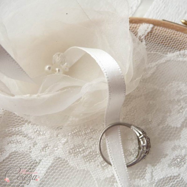 nouveautés mariage romantique jolis accessoires porte alliances original dentelle fleur personnalisable mademoiselle cereza 2
