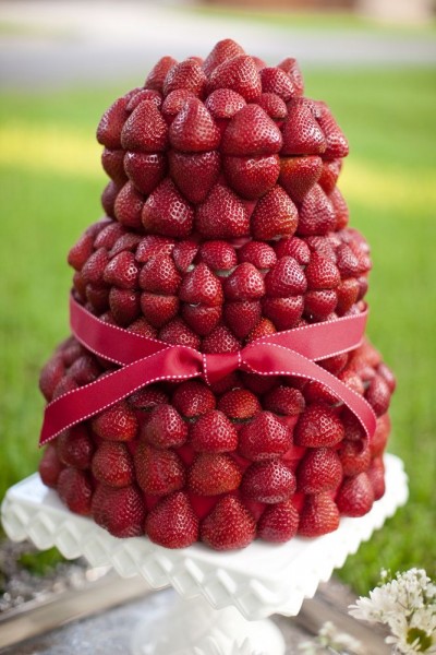 idées de dessert de mariage original  piece montee fruits strawberry field