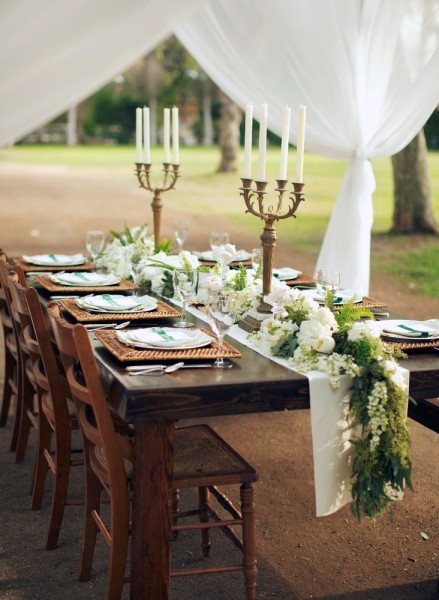 idées mariage ivoire chocolat déco salle chapiteau élégant chandelier table bois brut