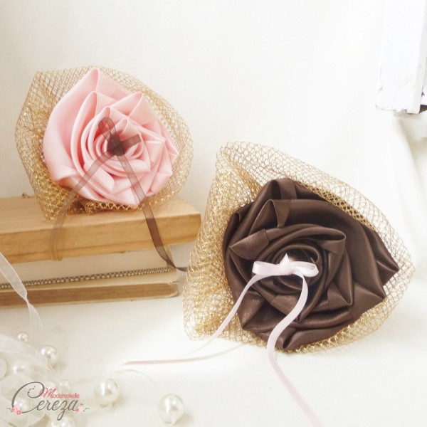 mariage marron chocolat rose et or porte-alliances original fleur