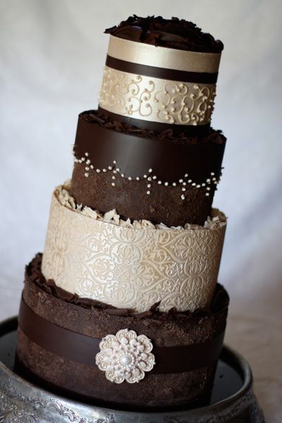 wedding cake idées mariage ivoire chocolat appliqués volutes