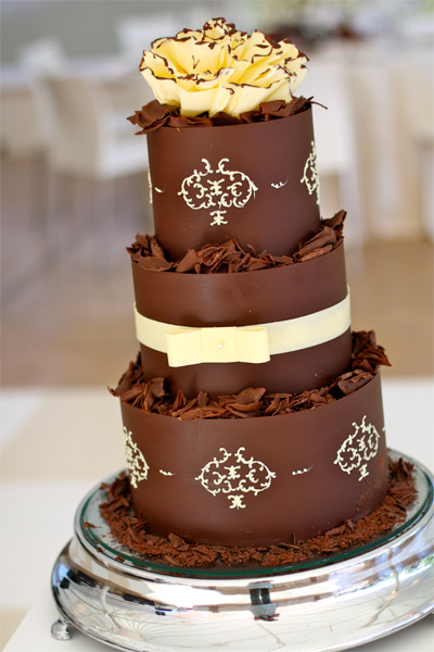 wedding cake idées mariage ivoire chocolat copeaux petit noeud