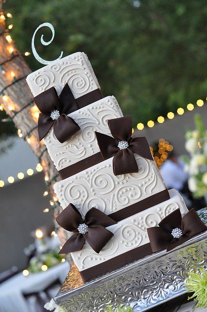 wedding cake idées mariage ivoire chocolat noeud volutes strass