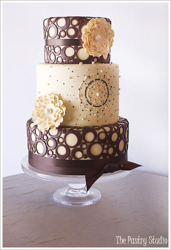wedding cake mariage ivoire chocolat géométrique fleurs