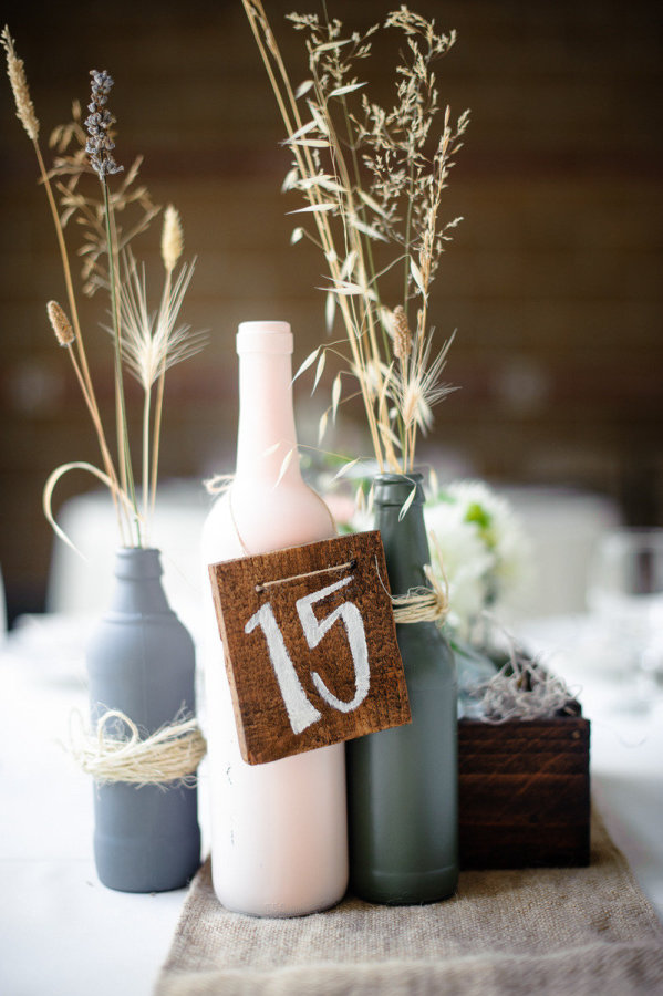 mariage rustique champetre chic numero table peint sur bois et bouteilles customisées cereza blog mariage