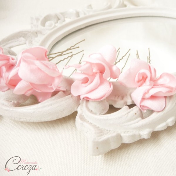 pics chignons petites fleurs rose poudre rose pale Mademoiselle Cereza