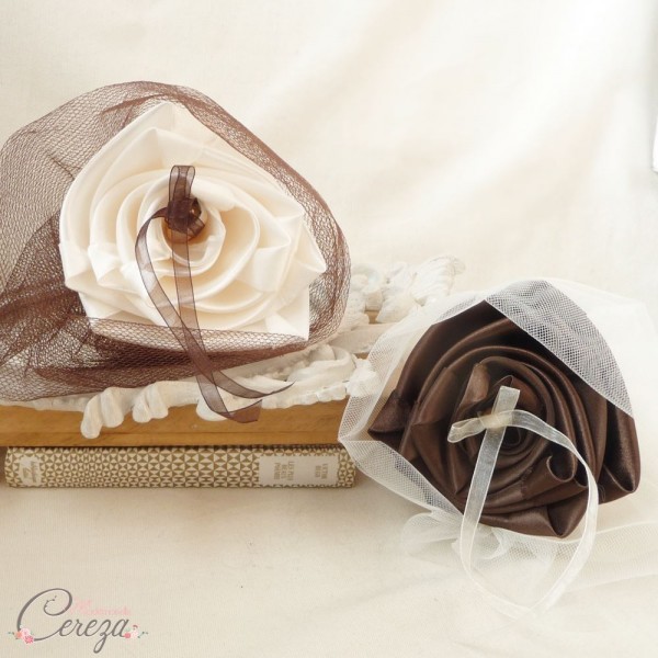 mariage ivoire chocolat coussin alliances original bouquet duo fleur cereza mademoiselle 1