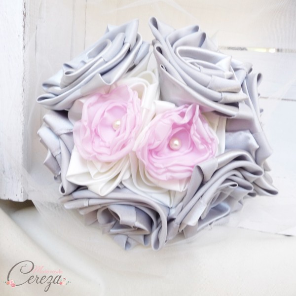 bouquet de mariage original atypique tissu satin ivoire gris rose cereza
