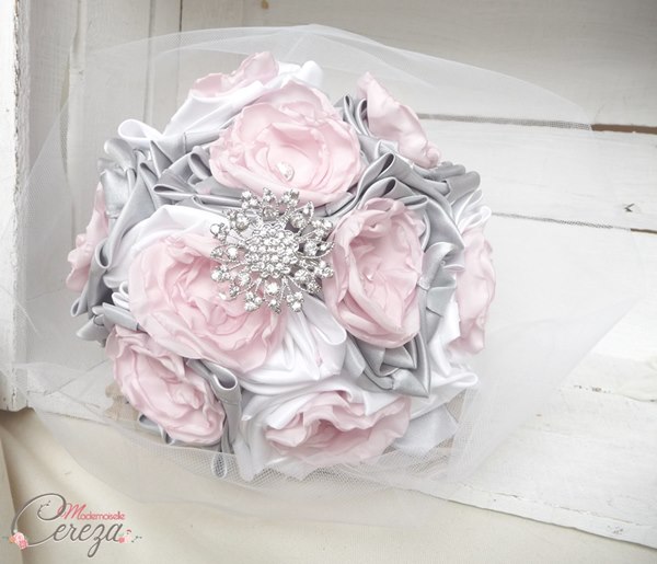 mariage hiver pastel bouquet mariee bijou original chic rose gris blanc broche