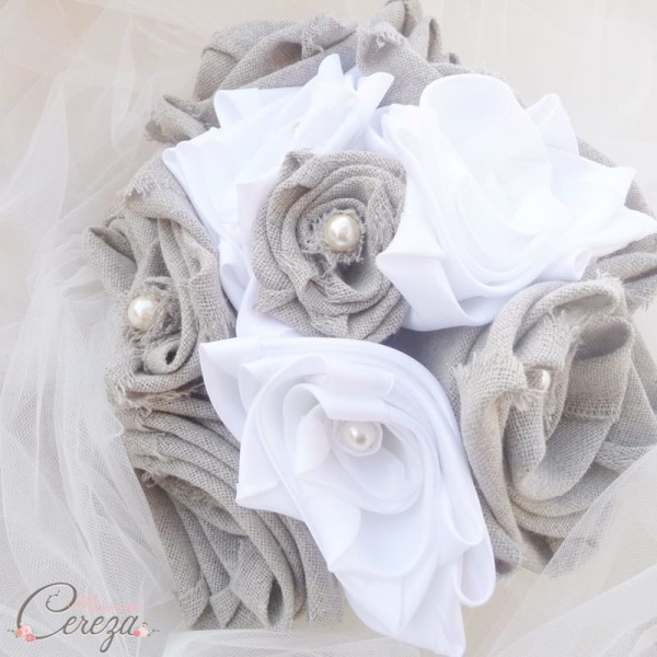 bouquet-mariage-original-campagne-chic-fleurs-lin-tissu-beige-blanc-perles-manon-melle-cereza-deco