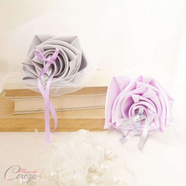 décoration mariage florale mauve gris blanc porte-alliances Duo