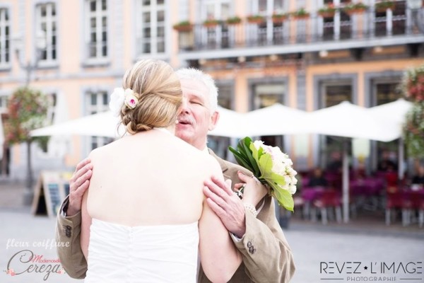 coiffure mariée idée chignon classe chic romantique fleur