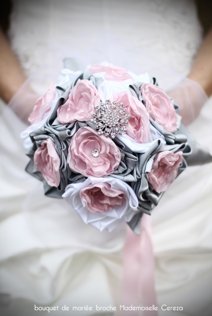 mariage rétro chic romantique bouquet de mariée bijou rose poudré gris clair blanc broche Melle Cereza