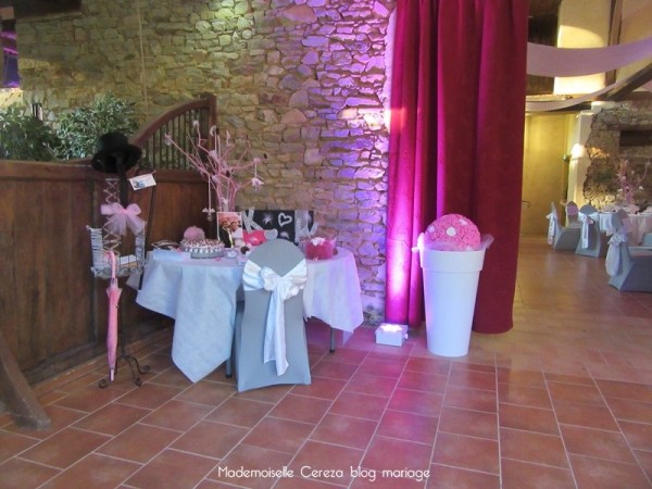 idee deco salle mariage coin livre or Melle Cereza blog mariage