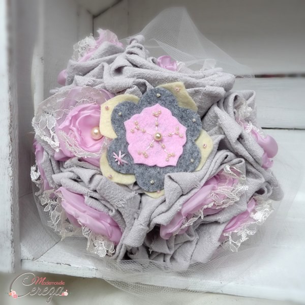 bouquet de mariage original campagne chic lin dentelle gris ivoire rose Mademoiselle Cereza